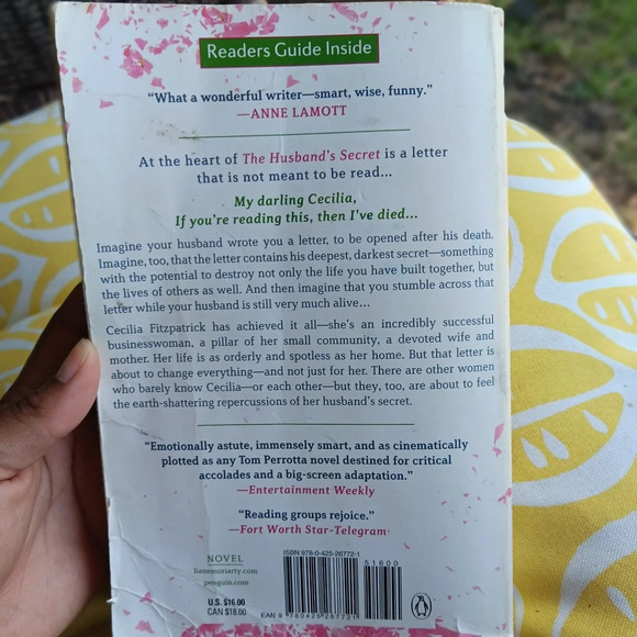 The Husbands secret by Liane Moriarty - Picture 2 of 3